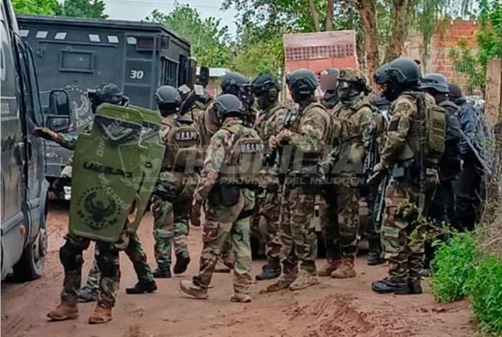 Cuatro allanamientos en Centenario por abuso de armas: un detenido y un cultivo de marihuana secuestrado