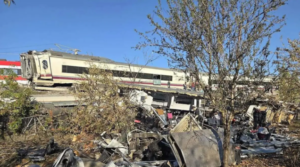 Un choque entre dos trenes de alta velocidad en España dejó al menos 40 muertos