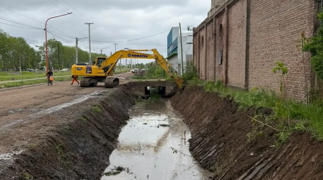 Cipolletti avanza con obras para entubar tres desagües pluviales y reducir los anegamientos