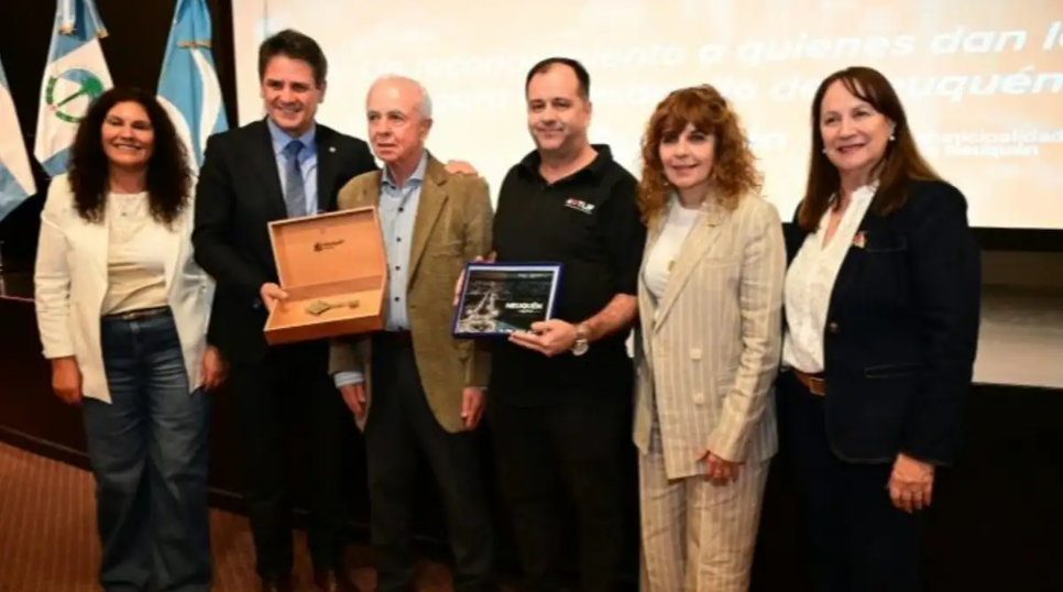Gaido reconoció a vecinos, instituciones y comercios históricos de Neuquén