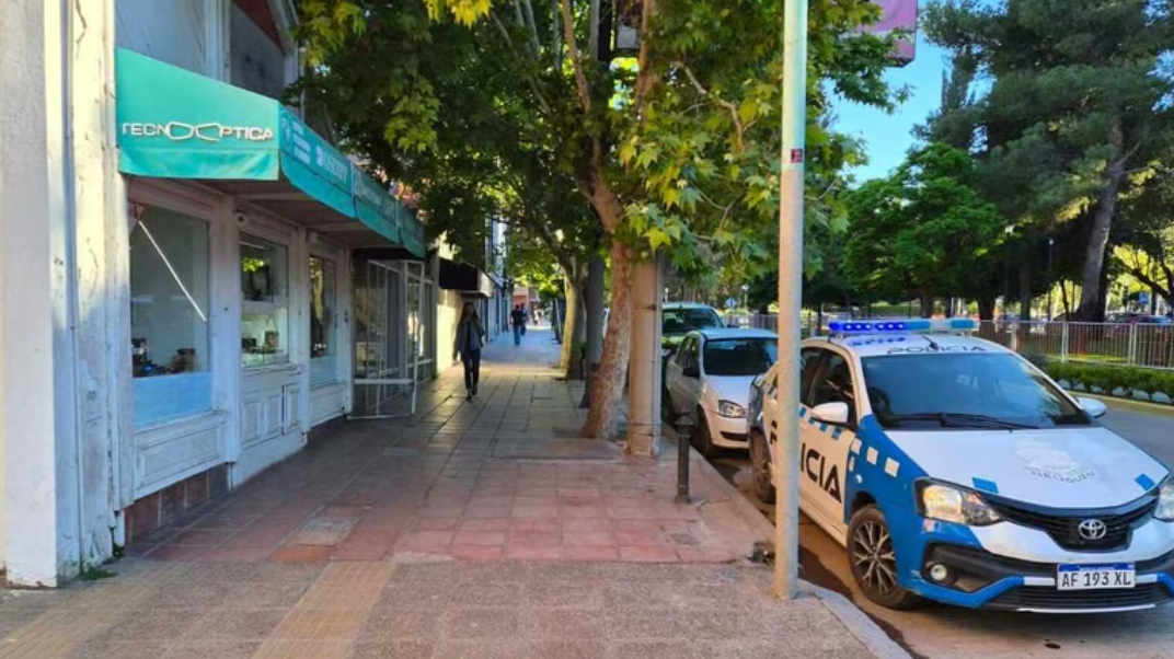 Rompieron la vidriera de una óptica en pleno centro neuquino durante una pelea callejera