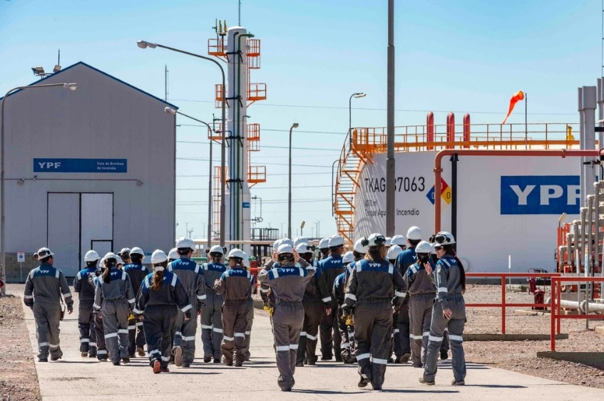 Estudiantes de Sierra Grande recorrieron Vaca Muerta y las obras de exportación de petróleo en Punta Colorada