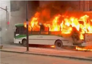Berazategui: se incendió un colectivo de la línea 219 y los pasajeros lograron escapar antes de que las llamas lo consumieran
