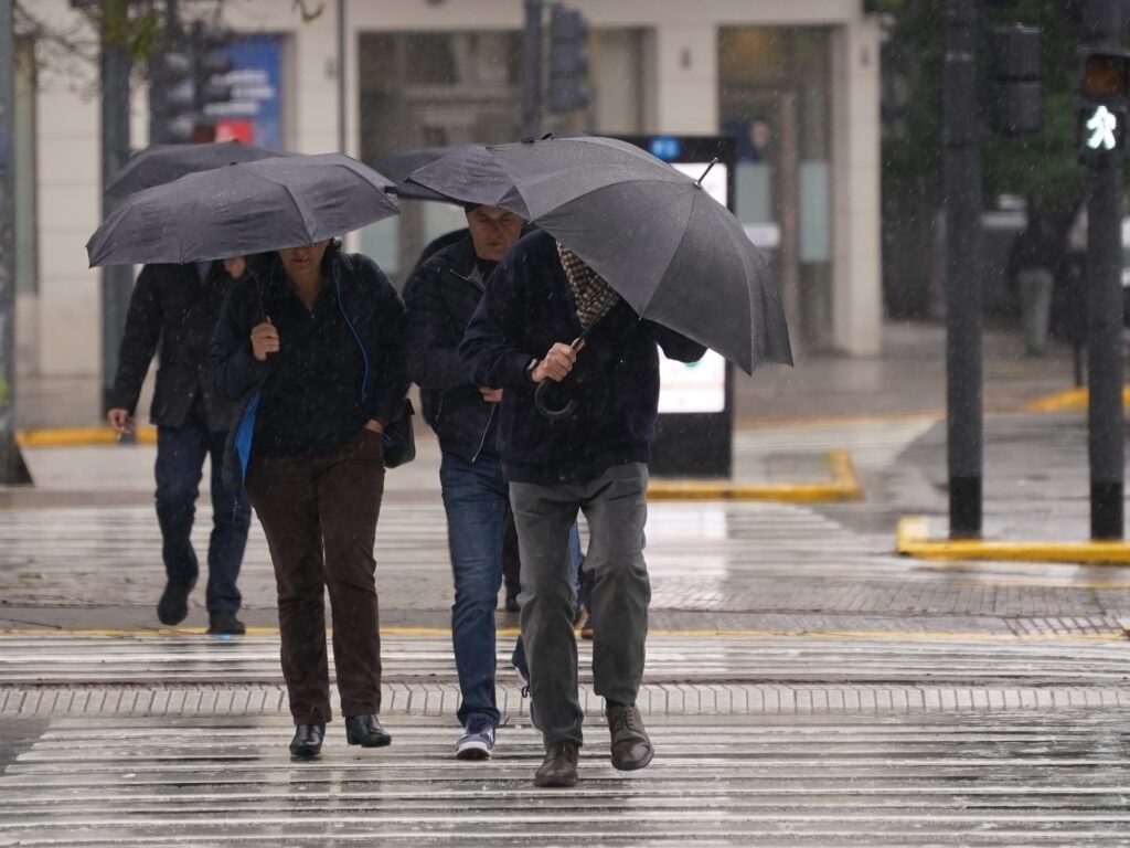 Tormentas en el AMBA: hasta qué hora llueve este viernes y cuándo volverá a desmejorar el tiempo
