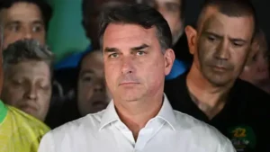 Retuvieron un avión privado en Iguazú y crece la sospecha de una posible salida de Flávio Bolsonaro a Estados Unidos