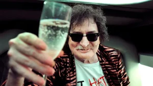 Charly García cumplió 75 años y les dejó un mensaje a sus fanáticos que lo esperaban afuera de su casa: “¡Aguante!”