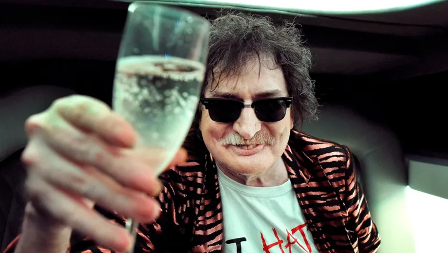 Charly García cumplió 75 años y les dejó un mensaje a sus fanáticos que lo esperaban afuera de su casa: “¡Aguante!”