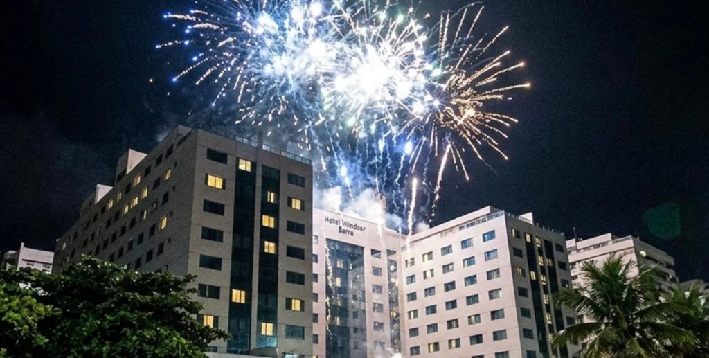 Hinchas de Vasco tiraron pirotecnia frente al hotel de Boca y alteraron la madrugada en Río de Janeiro