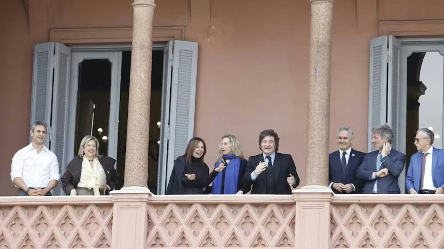 Gesto político y viral: Milei salió al balcón de la Casa Rosada con sus ministros e hizo un “six seven” ante jóvenes