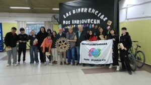 Rotary Club Viedma entregó lentes de aumento a estudiantes de una escuela secundaria